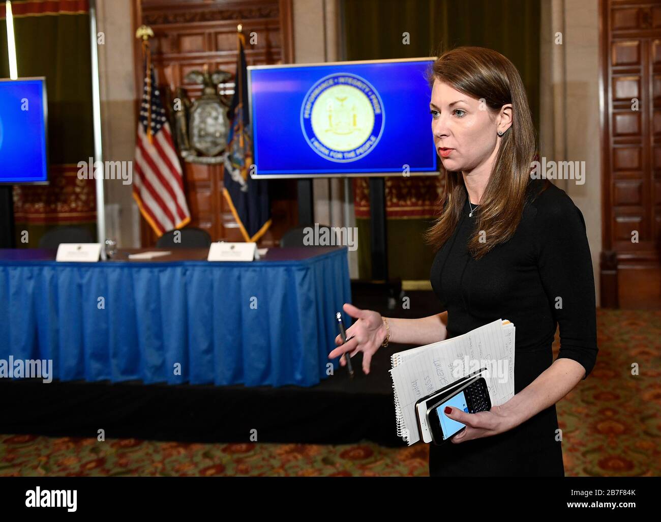 Melissa DeRosa secretaria del Gobierno de Nueva York. Andrew Cuomo anuncia actualizaciones sobre la propagación del coronavirus, domingo 15 de marzo de 2020, en Albany, Nueva York Foto de stock