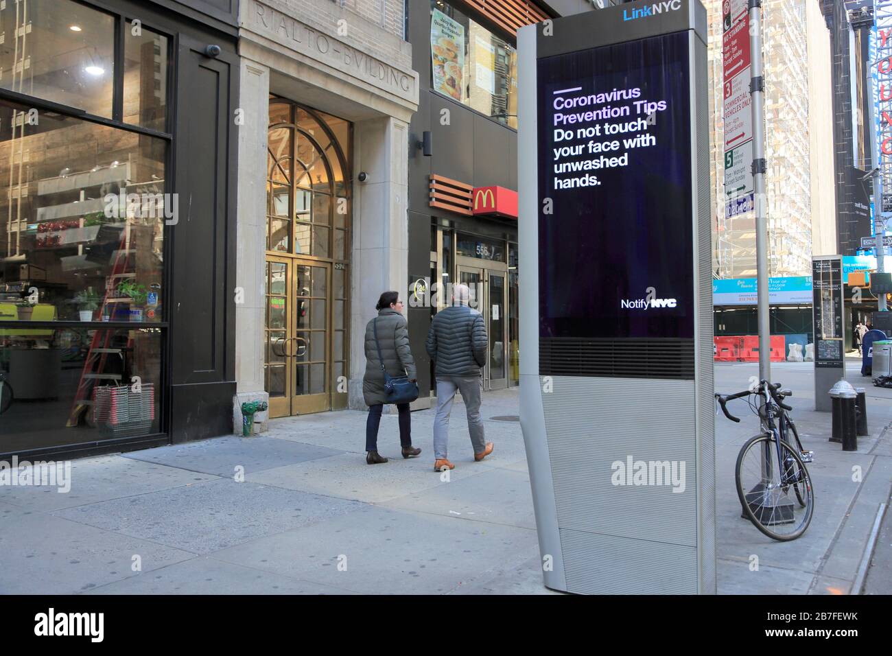LinkNYC WiFi gratuito kiosko signo que ofrece consejos de prevención de coronavirus, Manhattan, Nueva York 15 de marzo de 2020 Foto de stock