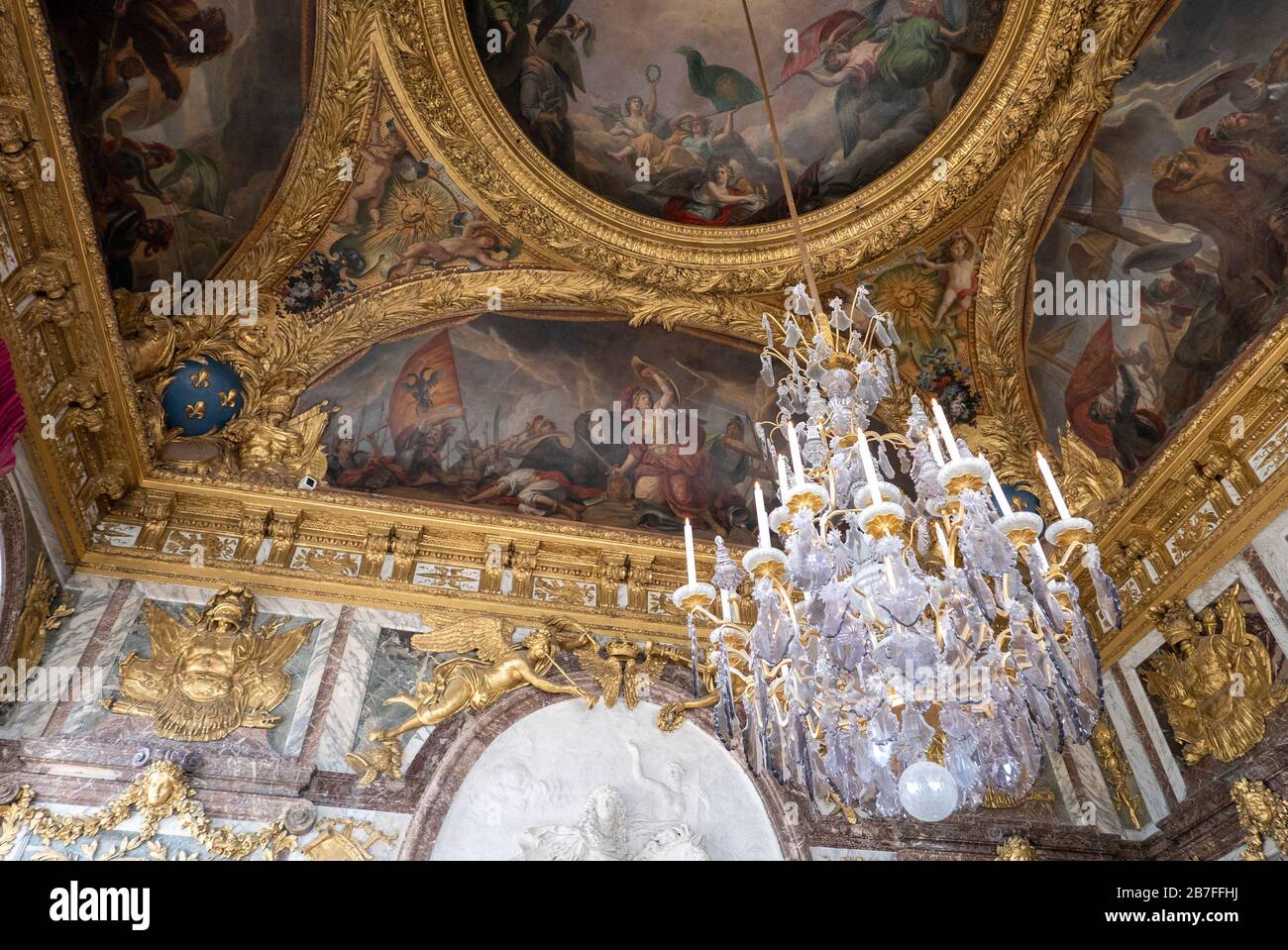 Detalles de los techos pintados en el Palacio de Versalles en las afueras de París, Francia, Europa Foto de stock