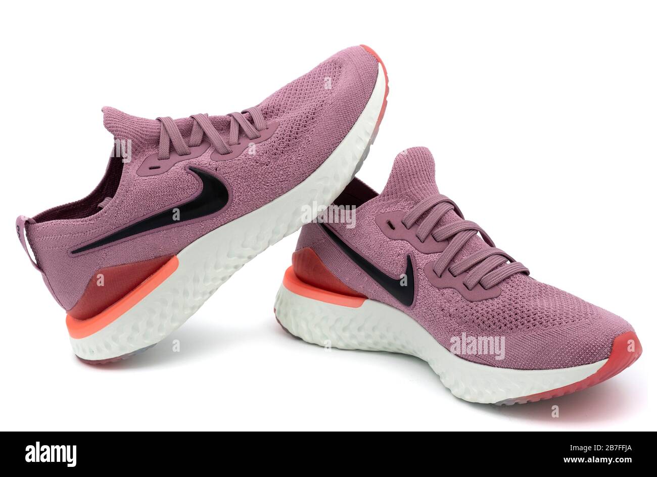 Par de de Nike Epic React 2 de color rosa cortadas aisladas sobre fondo Fotografía de stock -