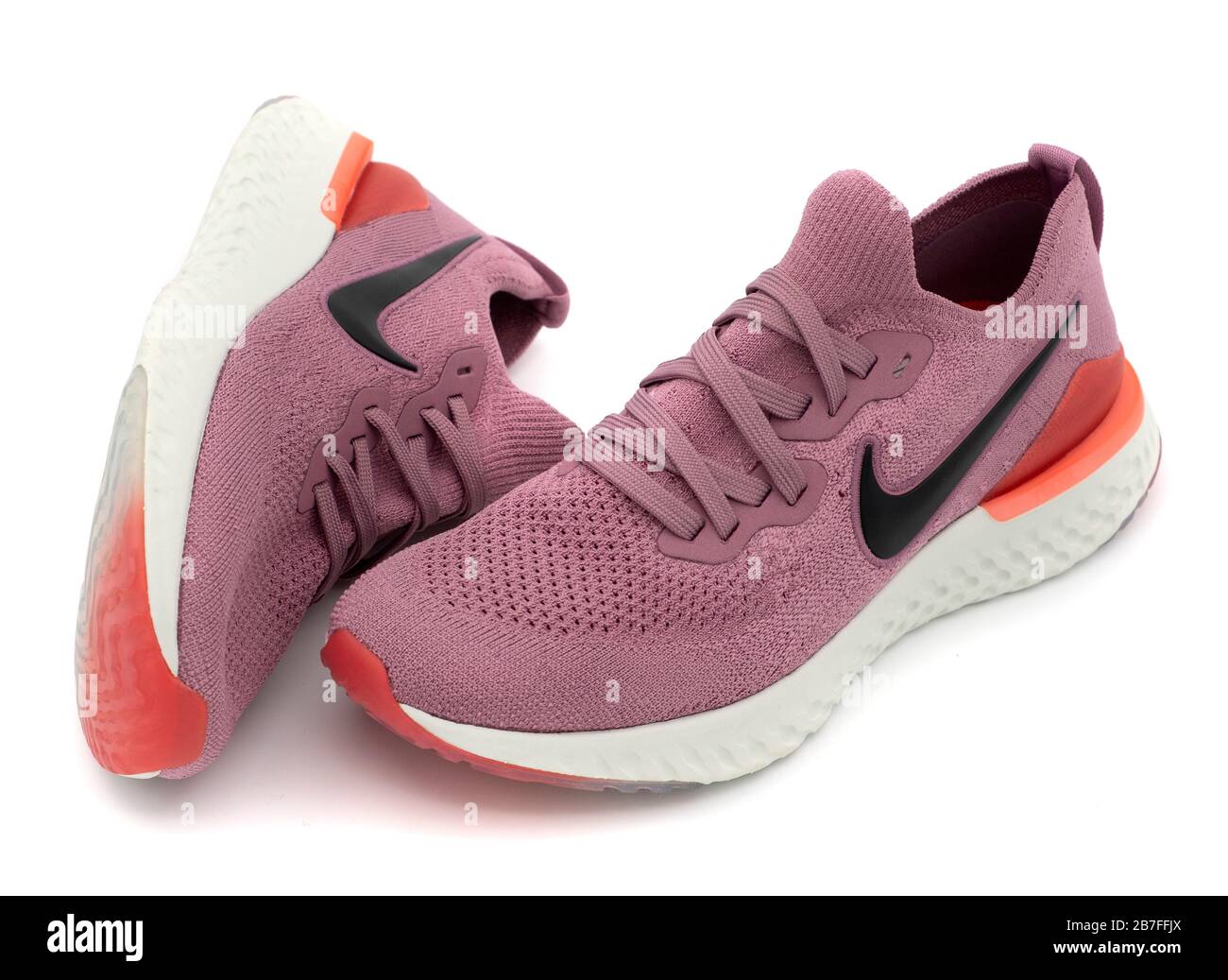 Par de zapatillas de running Nike Epic React 2 de color rosa cortadas  aisladas sobre fondo blanco Fotografía de stock - Alamy