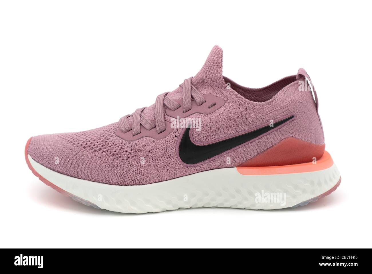 Nike Epic React pink Zapatillas de running recortadas sobre fondo blanco  Fotografía de stock - Alamy