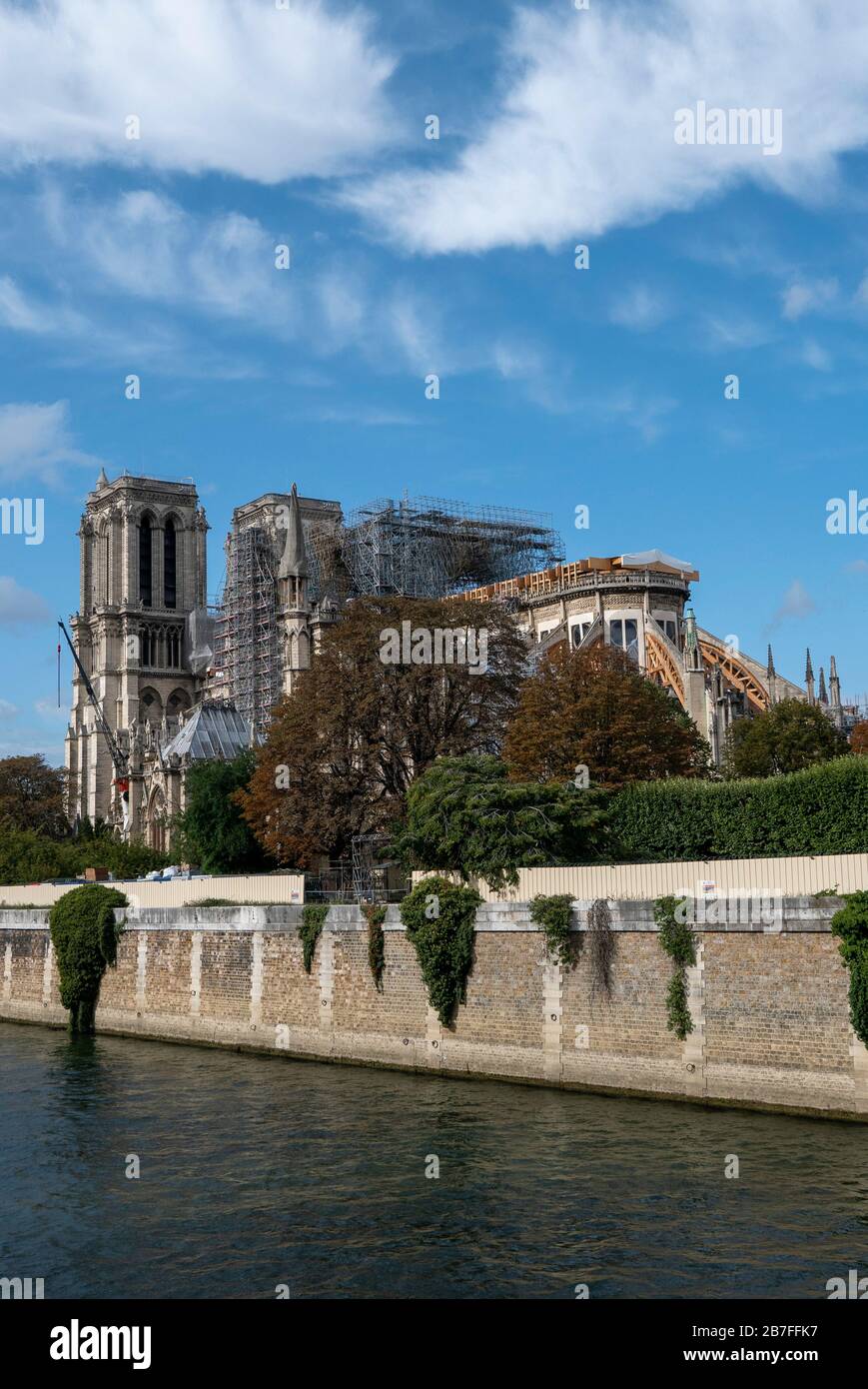 Catedral de Notre Dame durante la reconstrucción después del incendio que casi la destruyó, París, Francia, Europa Foto de stock