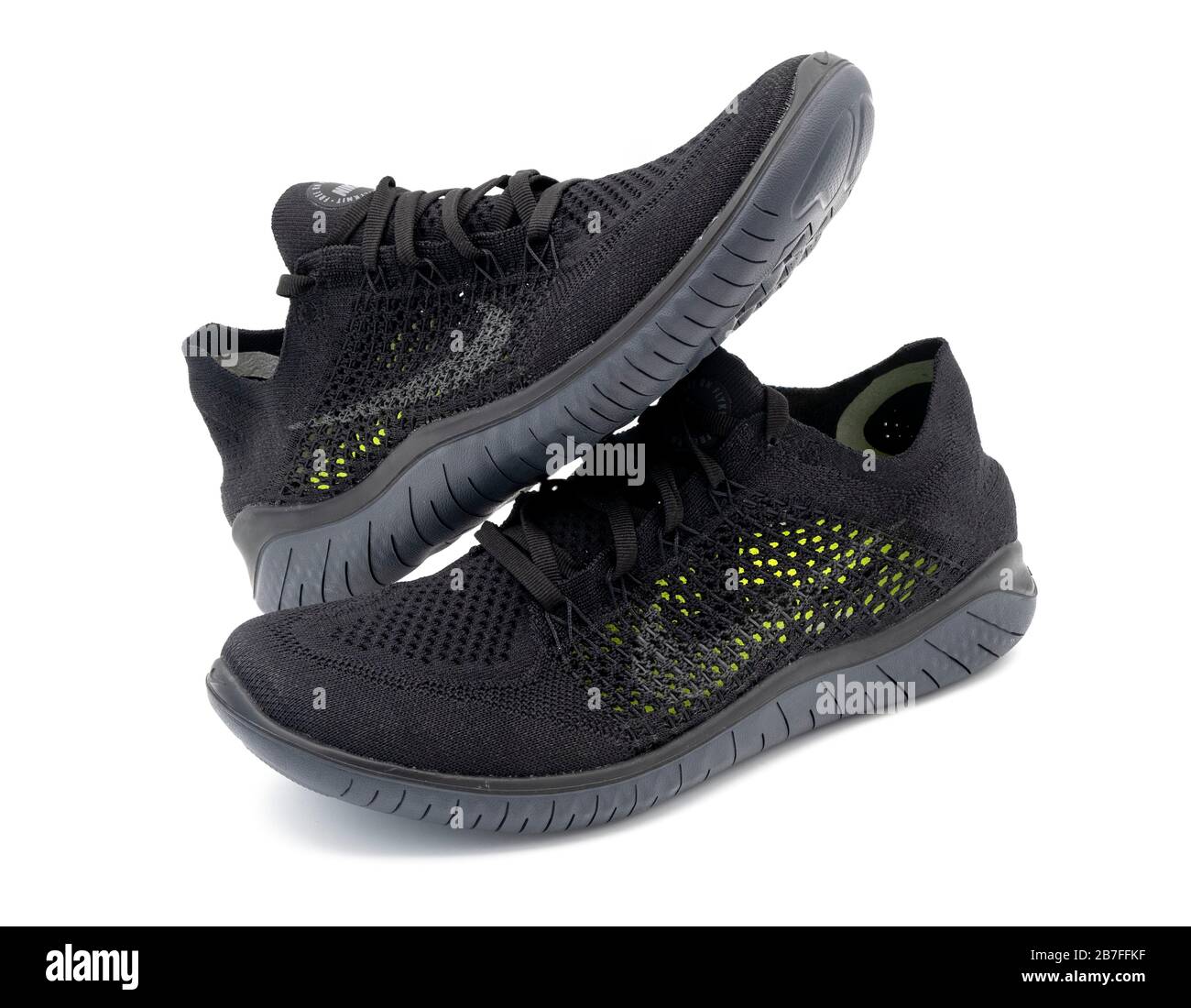 Par de zapatillas de running de verano ventiladas Free RN Flyknit negras  aisladas sobre fondo blanco Fotografía de stock - Alamy