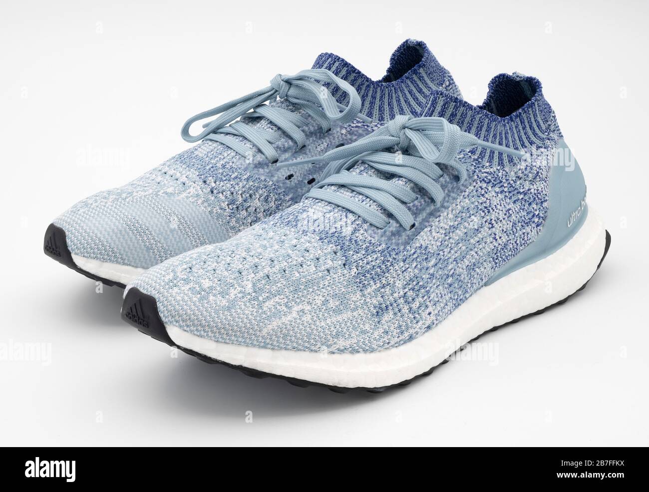 Par de de Adidas Ultraboost azules sin envejizar aisladas sobre fondo blanco Fotografía de stock - Alamy