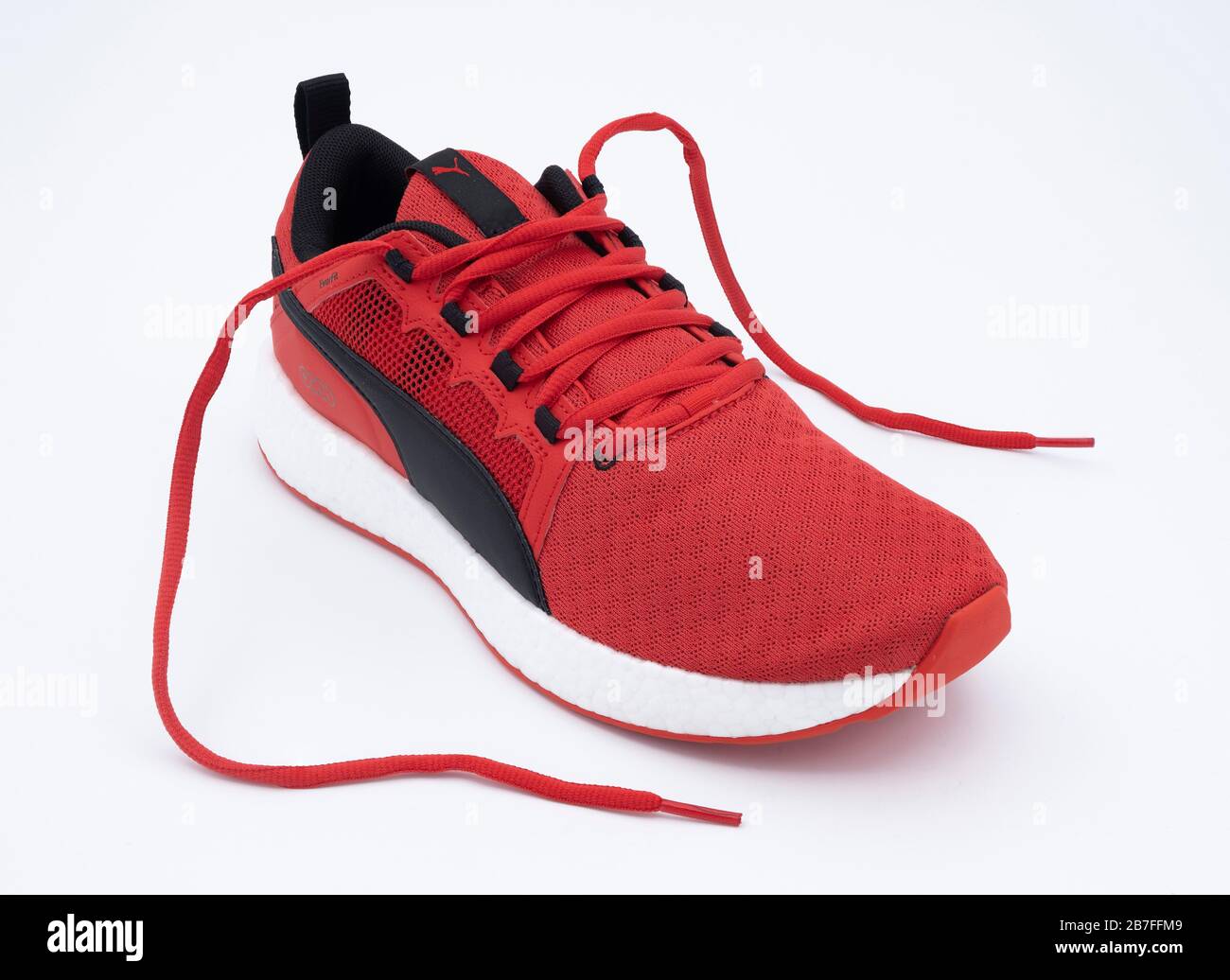 Zapatillas de running Puma sin cordones de color rojo brillante sobre blanco Fotografía de stock - Alamy
