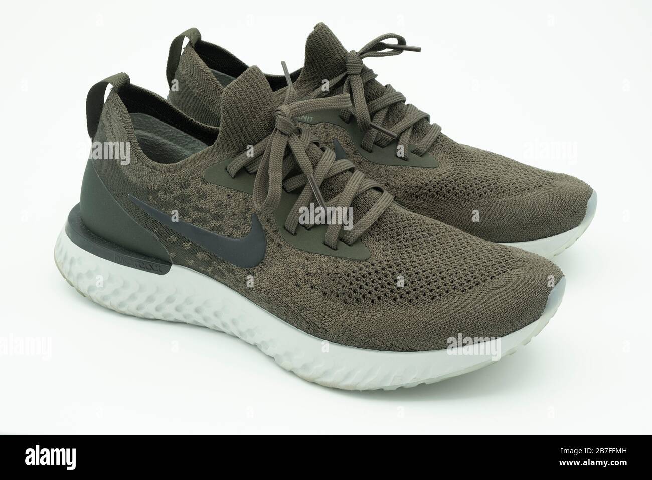 Par de zapatillas de running Nike Epic React de color verde cortadas  aisladas sobre fondo blanco Fotografía de stock - Alamy