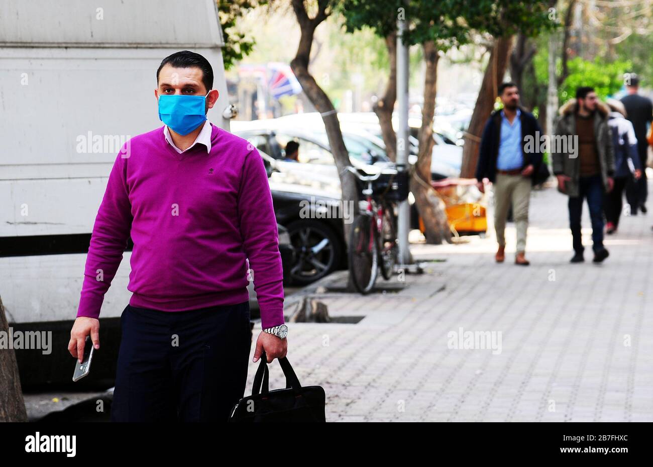 Damasco, Siria. 15 de marzo de 2020. Un peatón con máscara camina por una calle en Damasco, Siria, el 15 de marzo de 2020. El gobierno sirio ha adoptado varias medidas para proteger a su pueblo de las amenazas del coronavirus. Hasta ahora, Siria no ha notificado ningún caso de infección por COVID-19. Crédito: Ammar Safarjalani/Xinhua/Alamy Live News Foto de stock