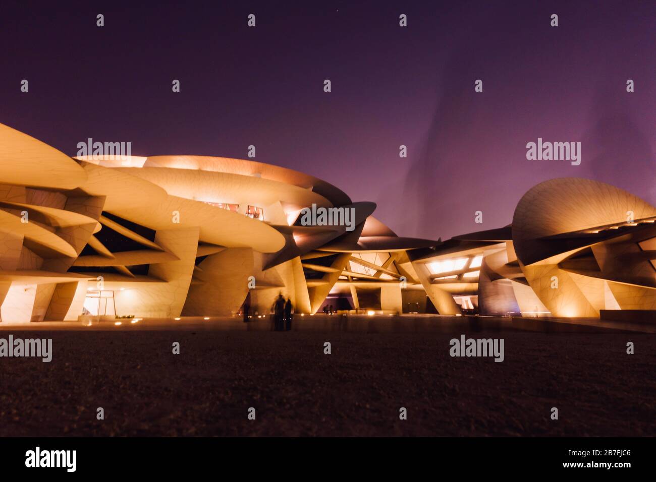 Foto nocturna del Museo Nacional de Qatar, con su llamativo diseño en disco, en Doha, Qatar Foto de stock