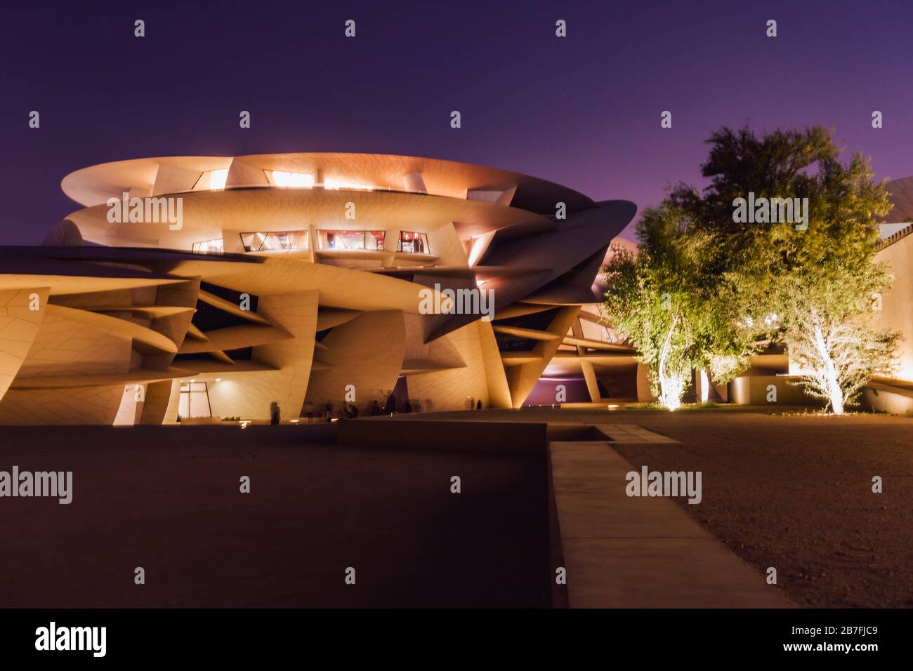 Foto nocturna del Museo Nacional de Qatar, con su llamativo diseño en disco, en Doha, Qatar Foto de stock