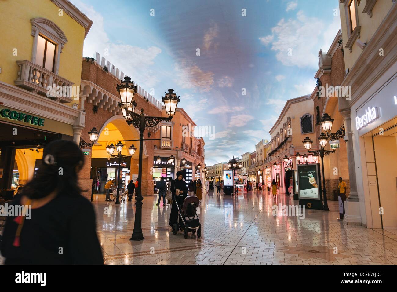 Dentro del centro comercial Villaggio Mall en Doha, Qatar - una 'Venecia mini' con canales, góndolas y un techo artificial de cielo diurno Foto de stock