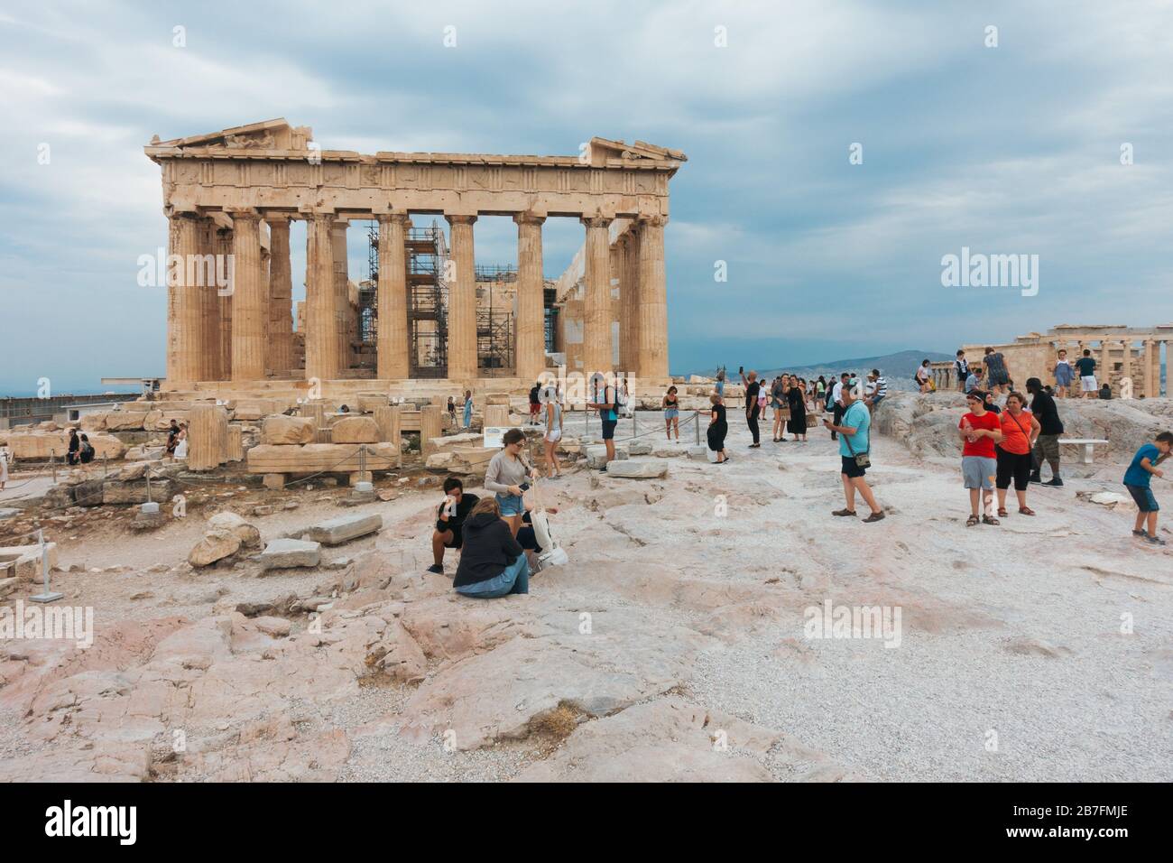 Los turistas toman selfies y fotos en la Acrópolis de Atenas, Grecia Foto de stock