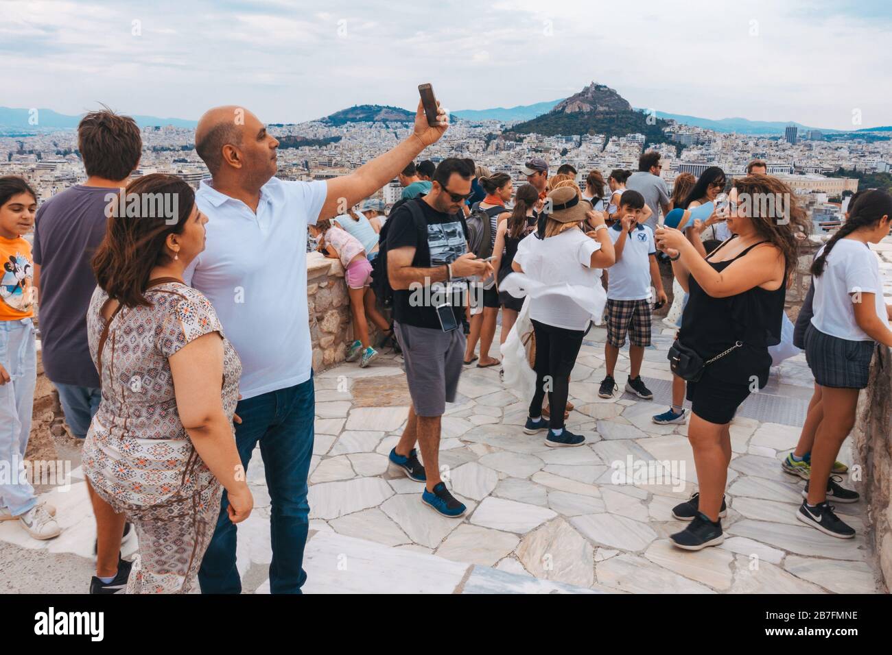 Los turistas toman selfies y fotos en la Acrópolis de Atenas, Grecia Foto de stock
