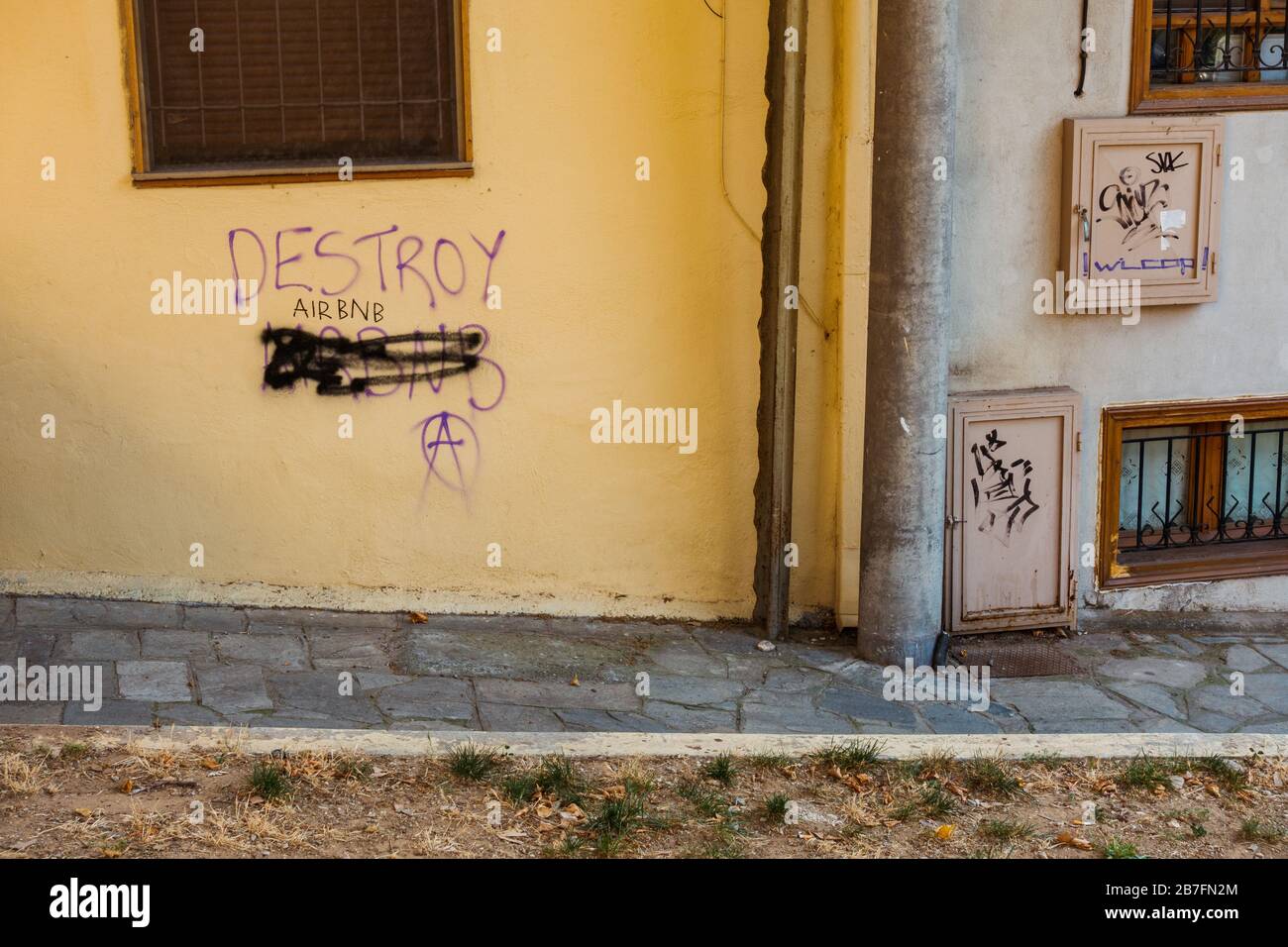 'Destroy Airbnb' graffiti anti-turismo raspado en una pared en Tesalónica, Grecia Foto de stock