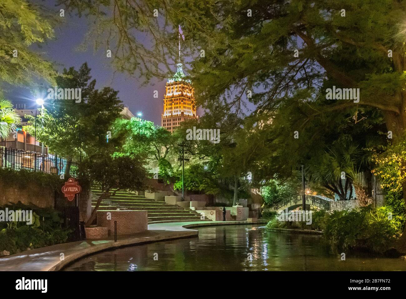 Vistas increíbles del paseo por el río San Antonio durante la noche en San Antonio, Estados Unidos Foto de stock
