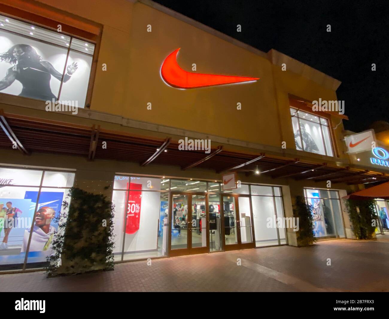 Vista general de la tienda de la Nike East los, lunes 23 de marzo de 2020, en los Ángeles en medio de la pandemia mundial de coronavirus COVID-19. (Foto de