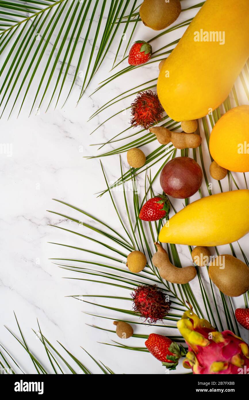 Frutas Exoticas Y Hojas Verdes Tropicales Sobre Fondo Blanco Con Espacio De Copia Papaya Mango Longan Tamarindo Fresa Rambutan Fruta De Dragon Kiwi Fotografia De Stock Alamy Frutas Exoticas Y Hojas Verdes Tropicales Sobre Fondo Blanco Con Espacio De Copia Papaya Mango Longan Tamarindo Fresa Rambutan Fruta De Dragon Kiwi Fotografia De Stock Alamy