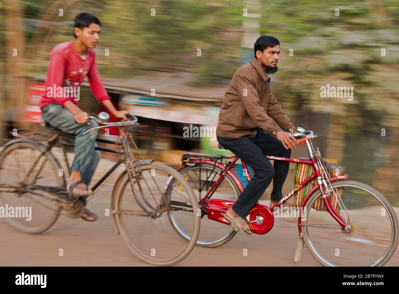 Un grupo de personas de Bangladesh que viajan en bicicleta desde el campo, Bangladesh. Foto de stock
