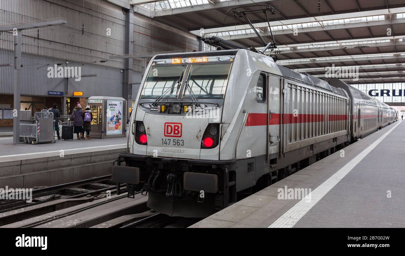 Ver en Deutsche Bahn (DB) tren Intercity (IC) con destino Karlsruhe. Parada en una plataforma en la estación central de Munich (Hauptbahnhof). Foto de stock