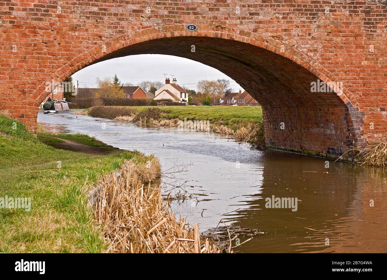 Puente sobre el Canal Chesterfield, Misterton, Nottinghamshire Foto de stock