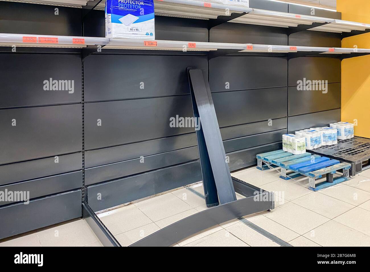 La compra de pánico resulta en estanterías de supermercados en la isla española de Mallorca (Mallorca) mientras el país se prepara para el cierre total como resultado de Covid-19. Foto de stock