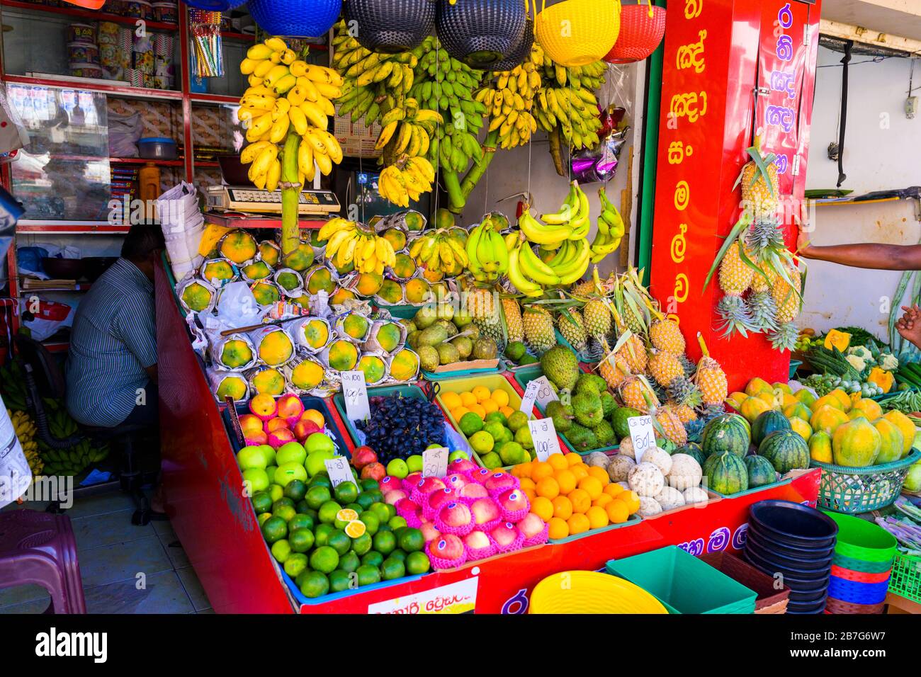 Asia meridional Sri Lanka Kandy Sinhala Provincia central antigua capital centro ciudad calle mercado escena greengrocer fruitier piña plátanos Foto de stock