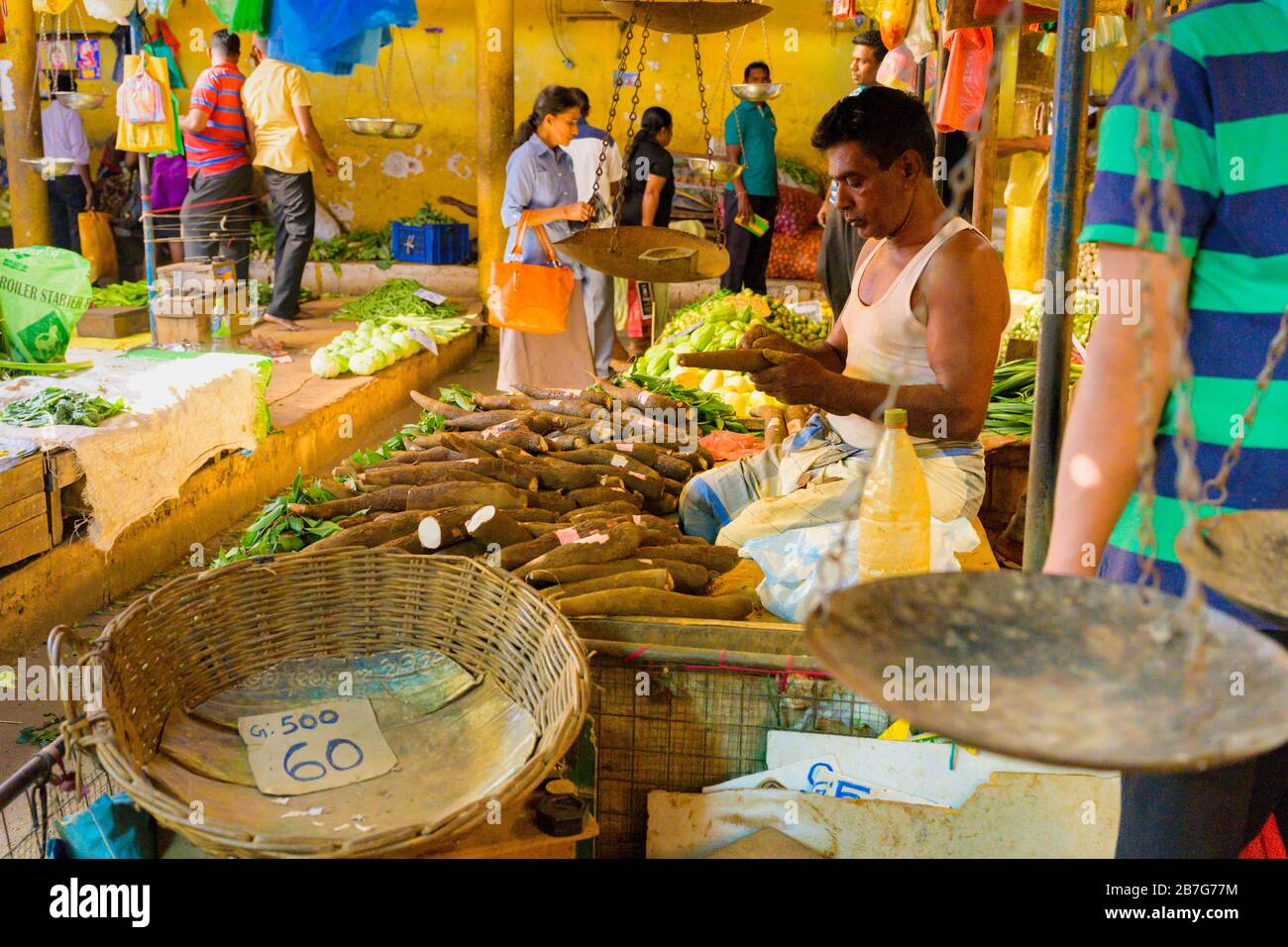 Sur de Asia Sri Lanka Kandy Sinhala Provincia Central Antigua capital alimentación mercado Central Municipal verduras tropicales escalas naminam tapioca kappa Foto de stock