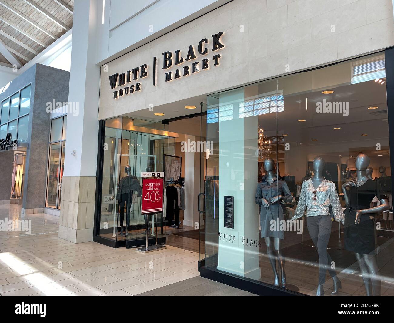 Orlando, FL/USA-2/17/20: Una tienda de ropa al por menor del mercado Negro  de la Casa Blanca en un centro comercial cubierto en Orlando, FL Fotografía  de stock - Alamy