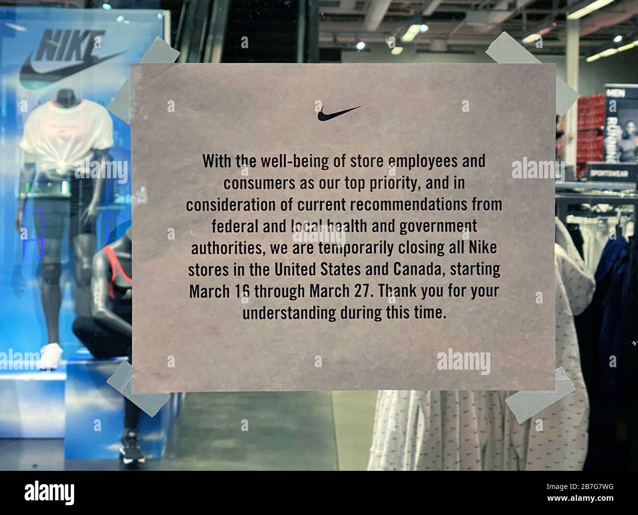Vista general de la señal de cierre en la entrada a la tienda Nike Factory Store en el centro comercial de tiendas de Citadel, domingo 15 marzo de 2020,