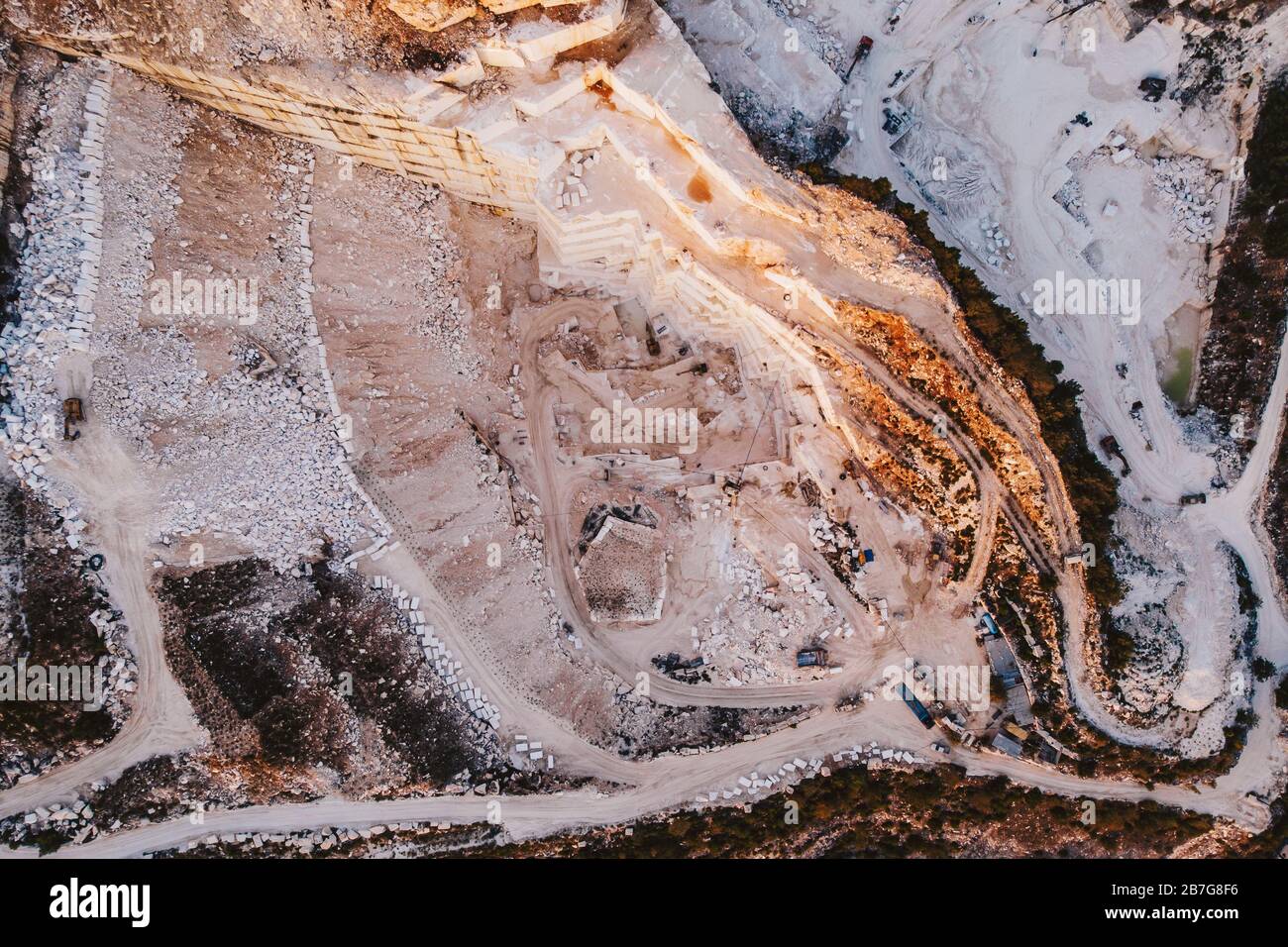 Cantera de mármol en la isla de Thassos, vista aérea Foto de stock