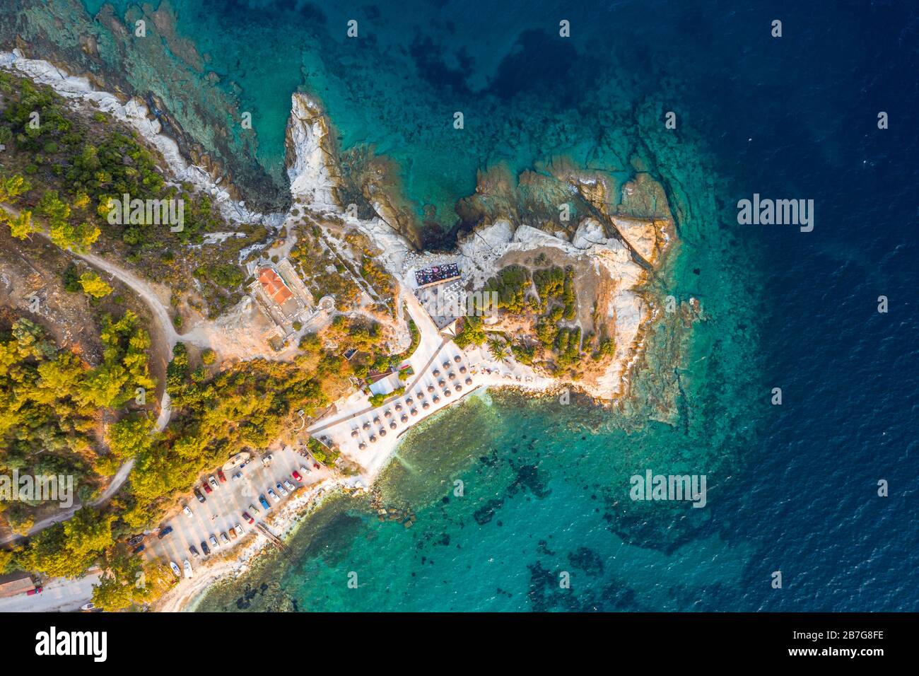 Vista aérea de la playa de la isla de Thassos Grecia sobre la bahía de Karnagio / Limenas, Ciudad de Thassos Foto de stock