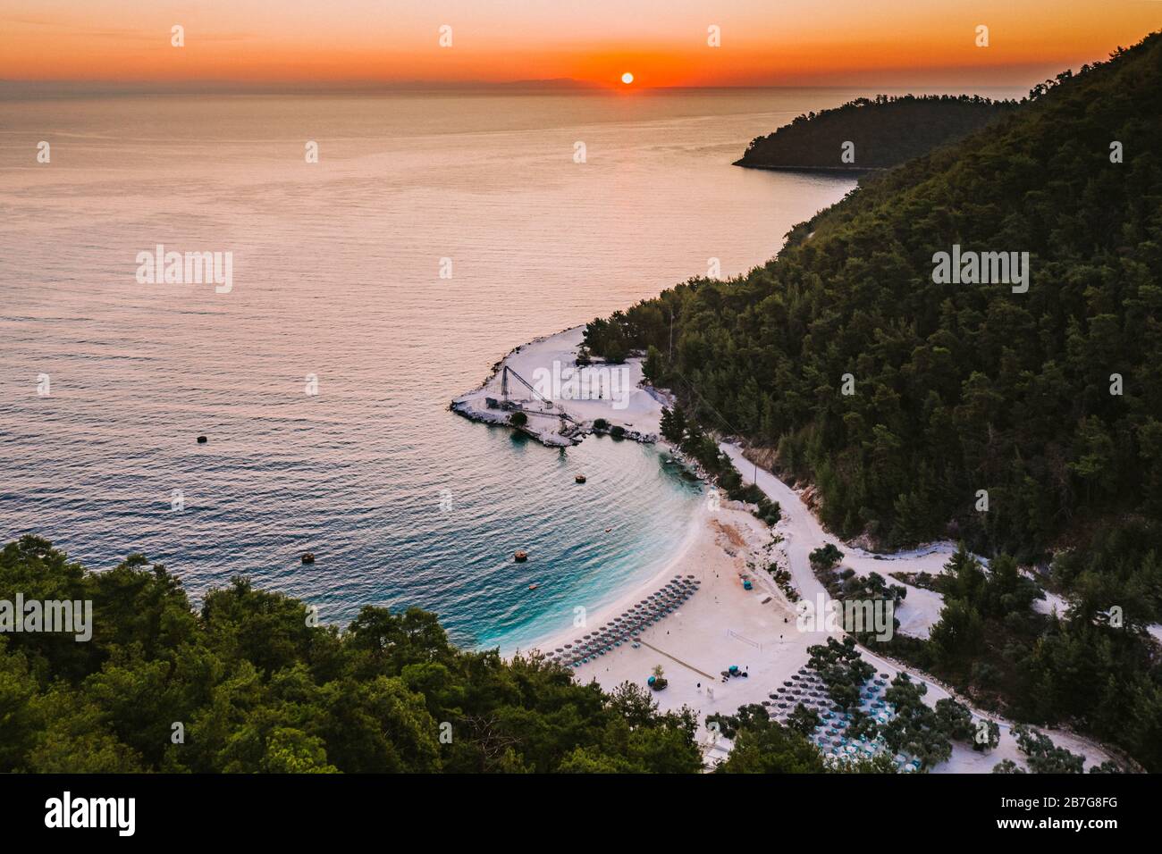 Amanecer en Grecia Isla Thassos en Marble Beach Porto Vathy Foto de stock