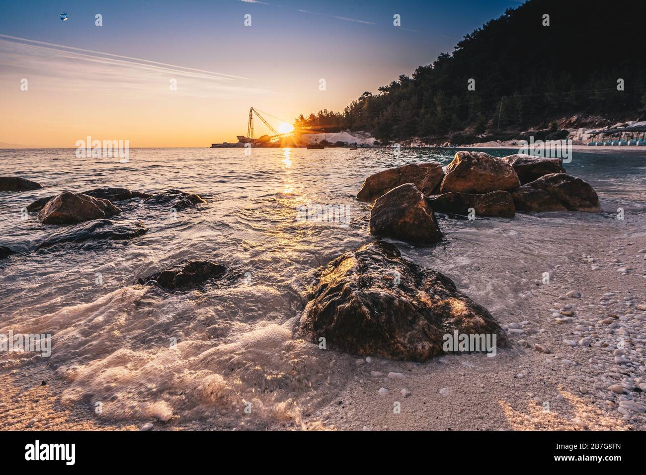 Amanecer en Marble Beach - Porto Vathy en la isla de Thassos, Grecia Foto de stock