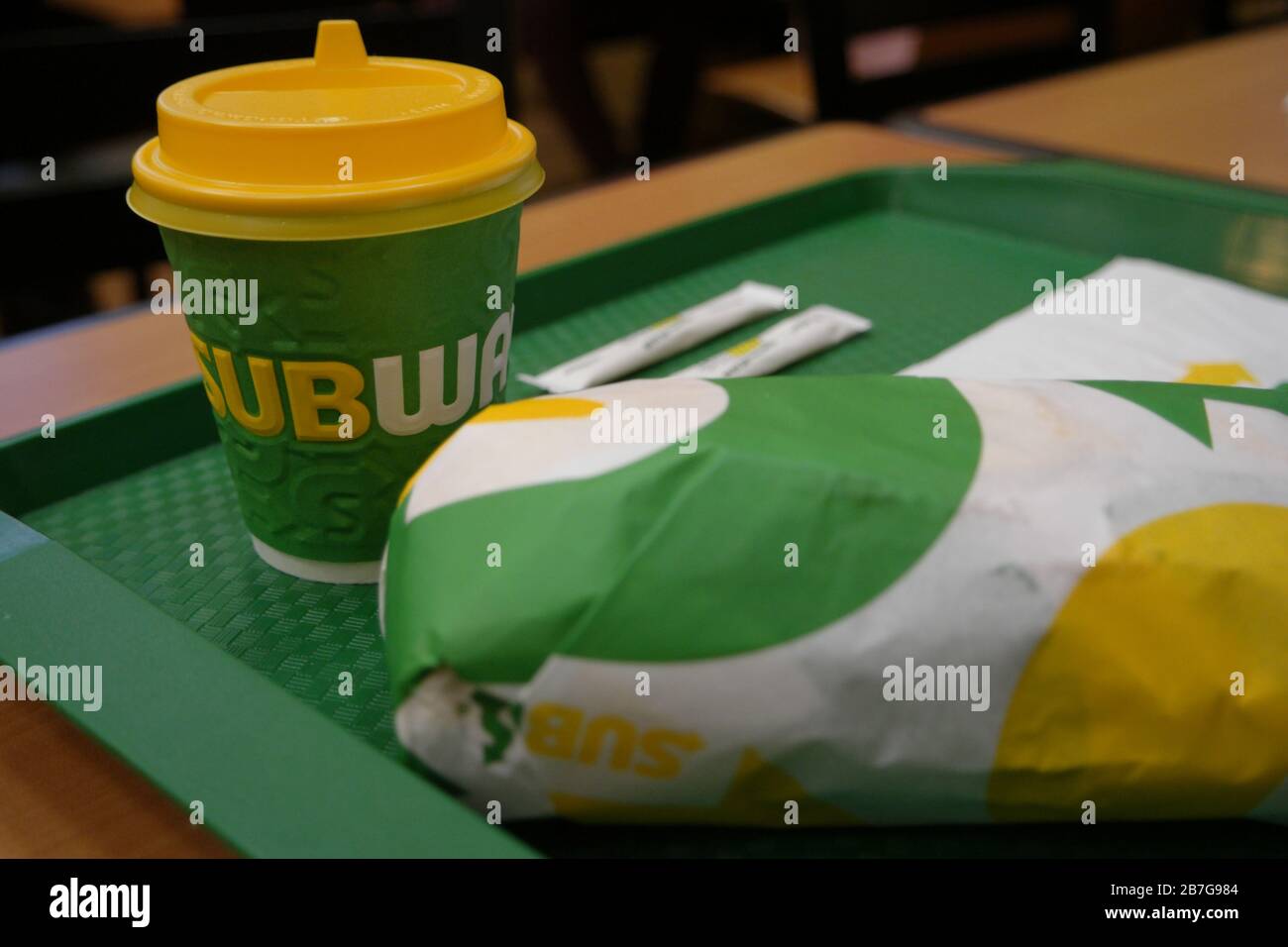 Astrakhan, Rusia 08 de octubre de 2018: Sándwich de metro y taza de comida  para llevar en una bandeja con el logotipo de Subway en ella. El metro es  el segundo en