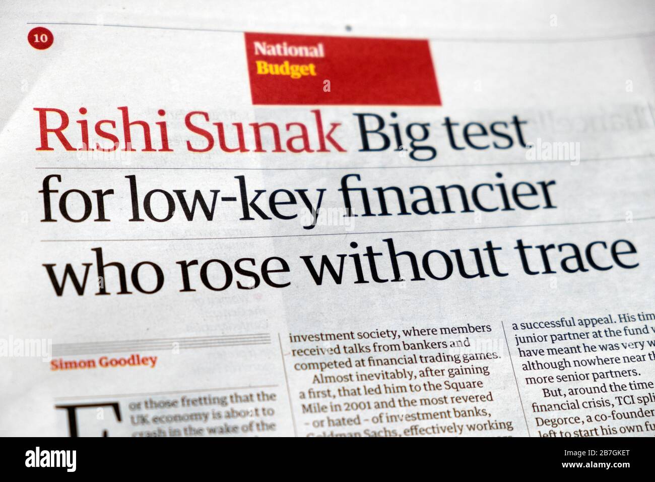 'Rishi Sunak' Gran prueba para financistas de baja clave que subieron sin rastro' titular del periódico Guardian después del presupuesto del gobierno británico de 2020 en Londres, Reino Unido Foto de stock