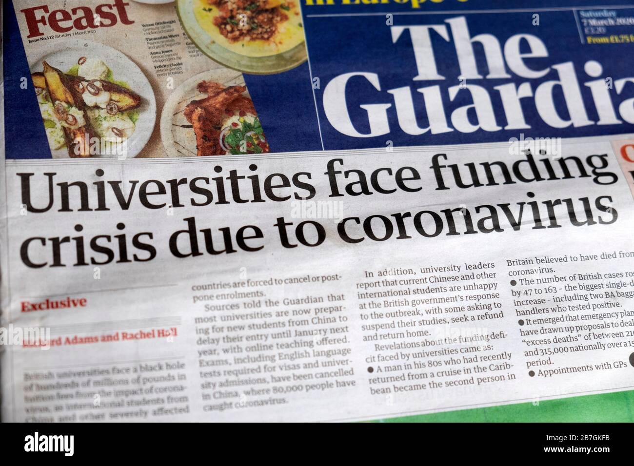 "Las universidades se enfrentan a una crisis de financiación debido al coronavirus" portada del periódico Covid-19 Guardian el 7 de marzo de 2020 en Londres, Inglaterra, Reino Unido Foto de stock