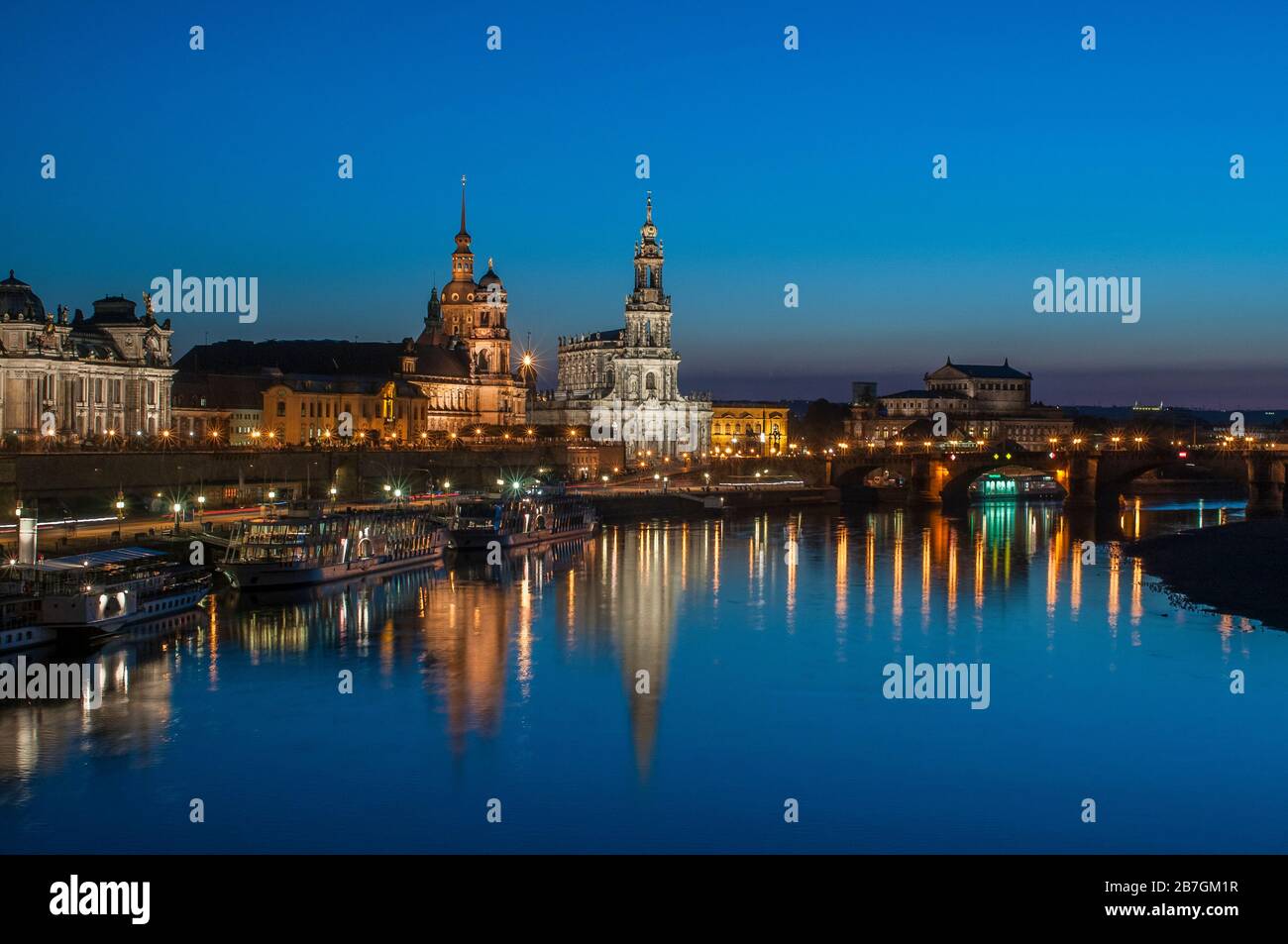 Dresden Bruehl Terraza, Reflexiones nocturnas en el río Elba, Alemania Foto de stock