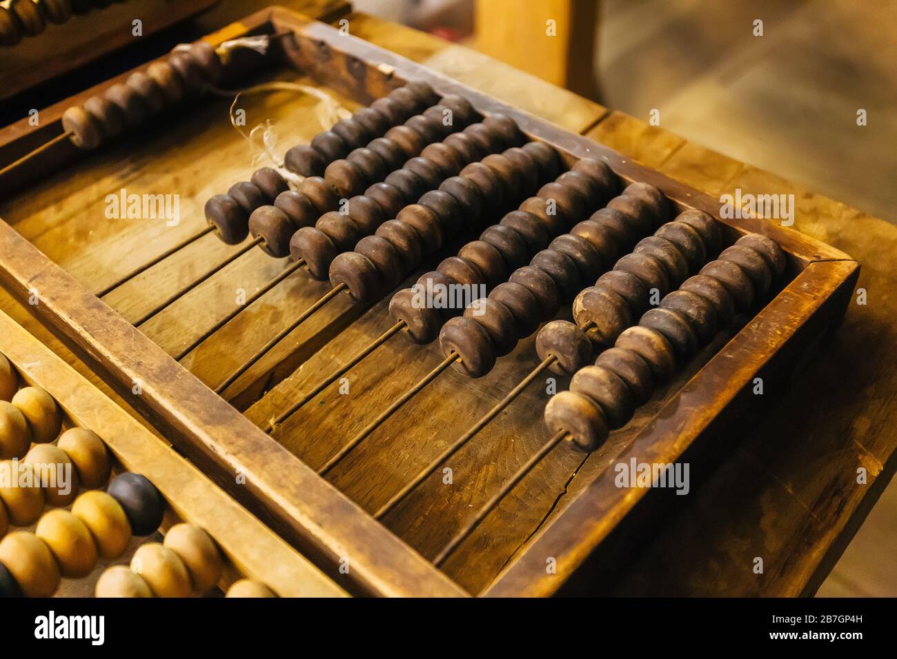 Antiguo abacus de madera de época sobre mesa de madera Fotografía de stock  - Alamy