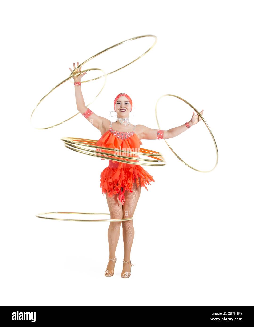 Una mujer en un vestido escénico realiza un baile con un hula Hoop. Estudio  sobre un fondo blanco Fotografía de stock - Alamy