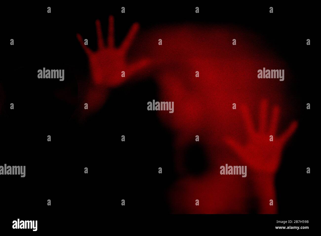 La sombra roja de la mujer en el cristal escarchado representa peligroso, miedo, ayuda, encantamiento, horror, miedo, bloqueo, infectado, virus y peste. Foto de stock
