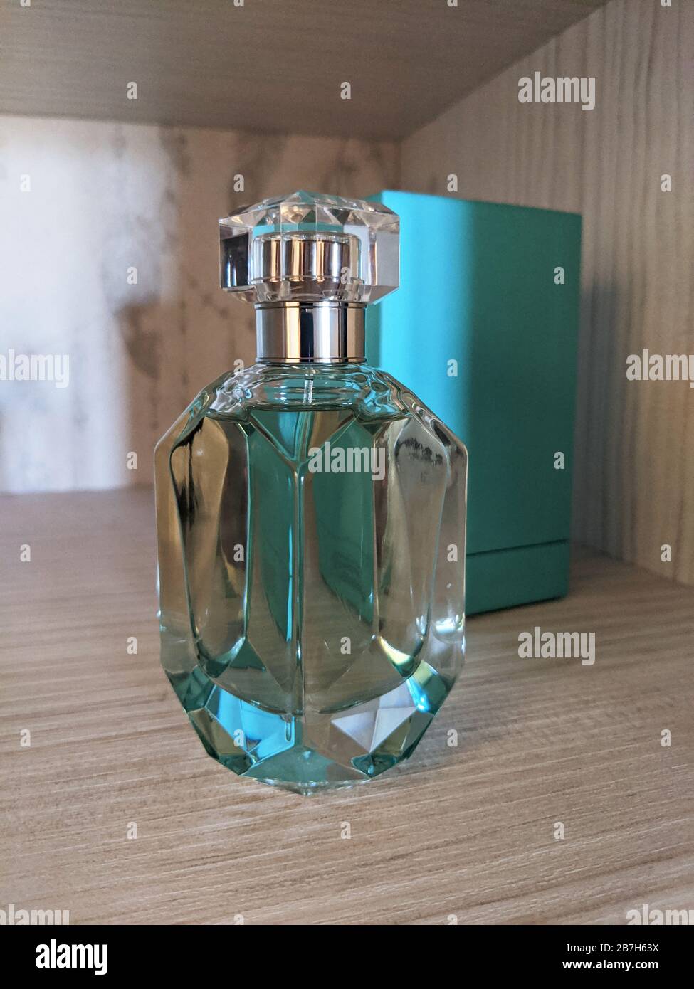 Diácono de perfume de vidrio en forma de diamante en estante de madera  Fotografía de stock - Alamy