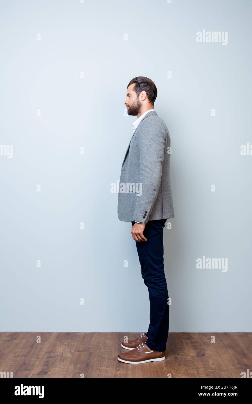Vista lateral vertical Retrato completo de un gestor fiable y presentable  en ropa de formalwear aislada sobre fondo gris Fotografía de stock - Alamy