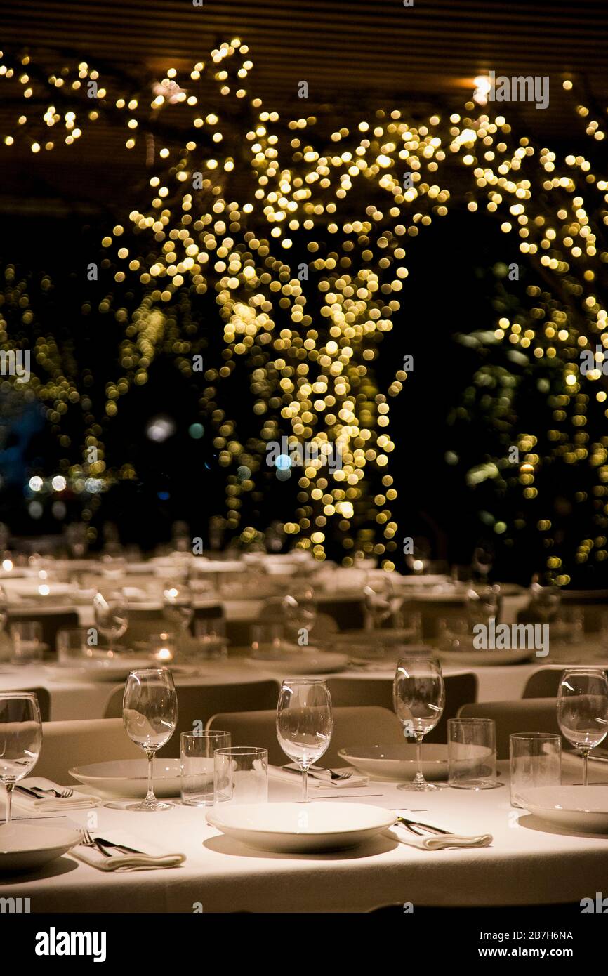 Configurar la tabla en un restaurante de lujo Foto de stock