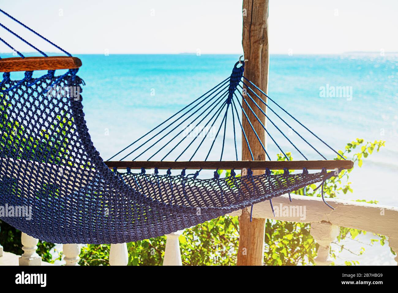 Vista panorámica de un hermoso día soleado en la playa tropical de arena en las Maldivas. Concepto de viaje. Relajarse en la clásica hamaca de color azul. Foto de stock