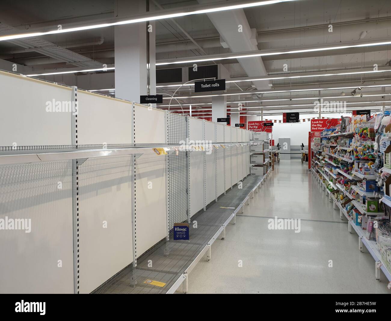 Costa de Oro, Australia - 17 de marzo de 2020: Supermercados Coles vaciar las estanterías de papel higiénico en medio de los temores coronavirus, los australianos pánico en la compra de papel higiénico Foto de stock