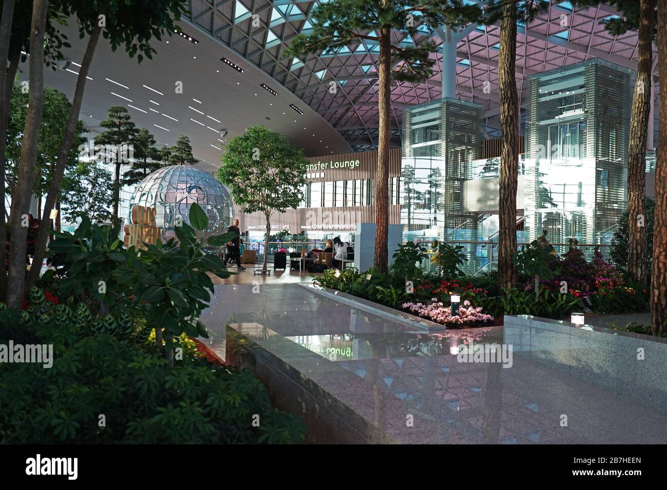 Diseño interior y decoración del "aeropuerto internacional DE INCHEON" -decorado con escultura circular y jardín interior- Seúl, Corea del Sur Foto de stock