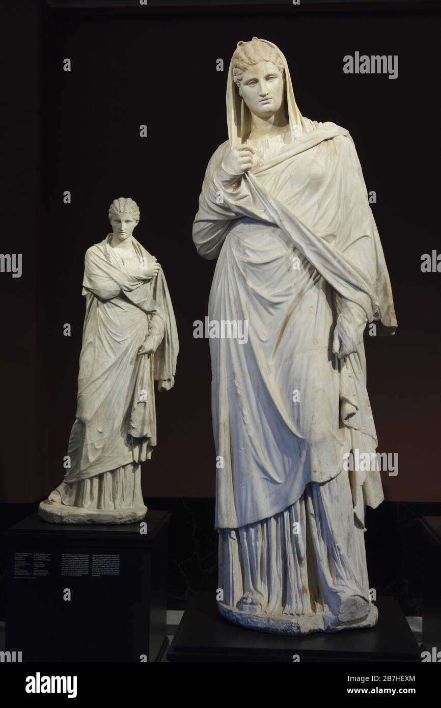Estatuas de retratos femeninos de Herculaneum conocidas como las mujeres Herculaneum que se exhiben en la Gemäldegalerie Alte Meister (antigua galería de maestros) en Dresden, Alemania. La estatua de mármol romano a la derecha conocida como la gran mujer herculaneum data de mediados del siglo I d. C. La estatua de mármol romano a la izquierda conocida como la pequeña Mujer Herculaneum data del 20-10 AC. Las estatuas fueron hechas después de originales perdidos fechados de ca. 330-320 AC y desenterrados en Herculano en 1710-1711 entre las estatuas más tempranas recuperadas en el sitio. Foto de stock