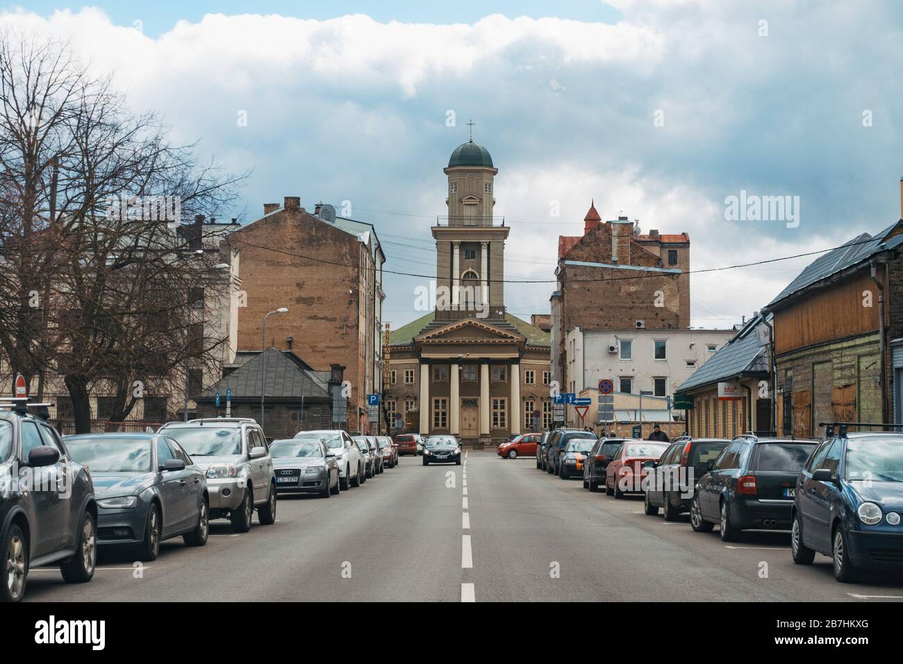 Mirando por una calle a la Iglesia Luterana del corazón de Jesús Evangélico en Riga, Letonia Foto de stock
