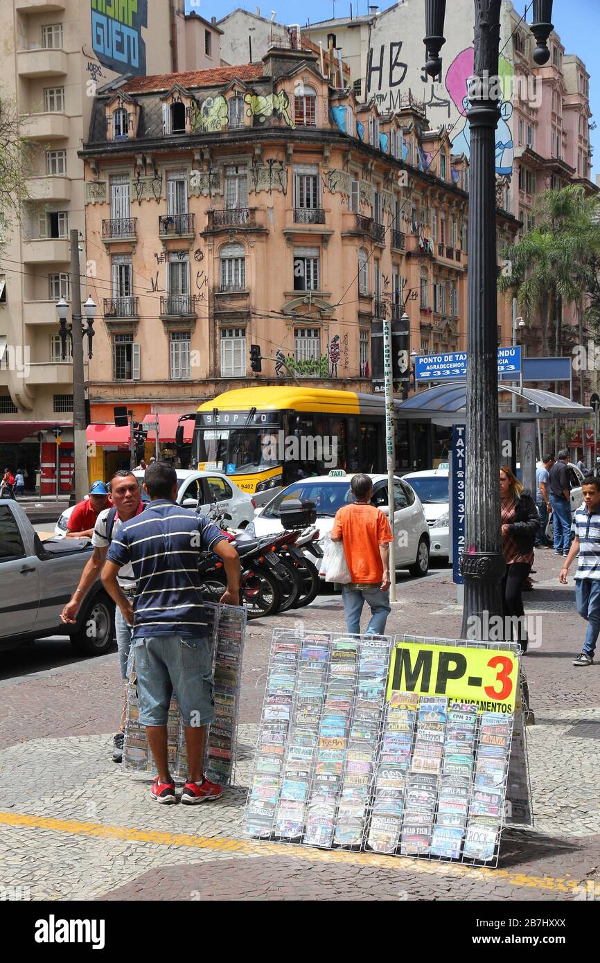 SAO PAULO, BRASIL - 6 DE OCTUBRE de 2014: Vendedor callejero vende CD de música pirateados bootleg en formato MP3 en Sao Paulo. Foto de stock