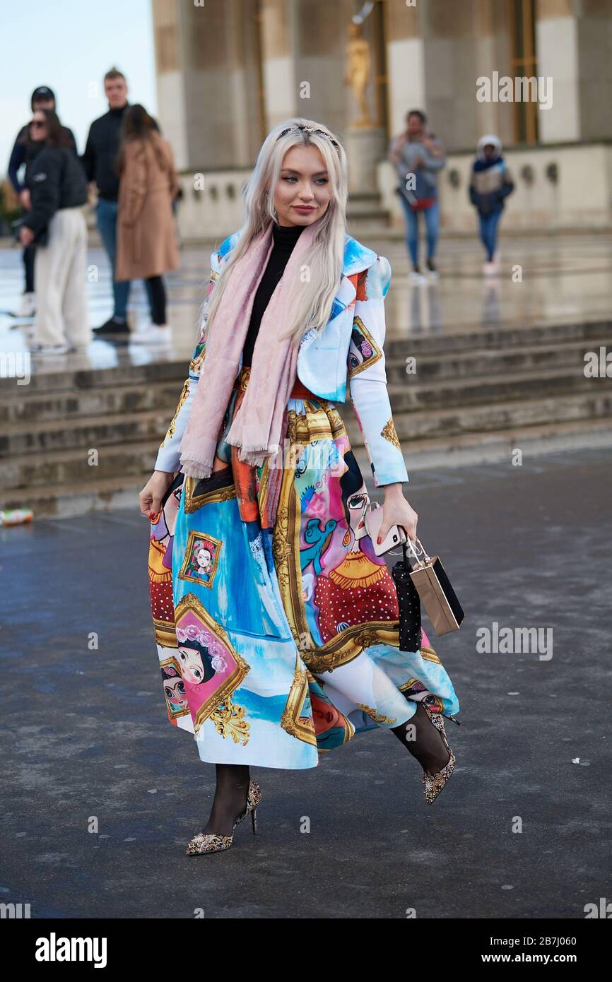 Street Style - Paris Fashion Week Womenswear AW20, invitado visto llegar a lugares de toda la ciudad Foto de stock